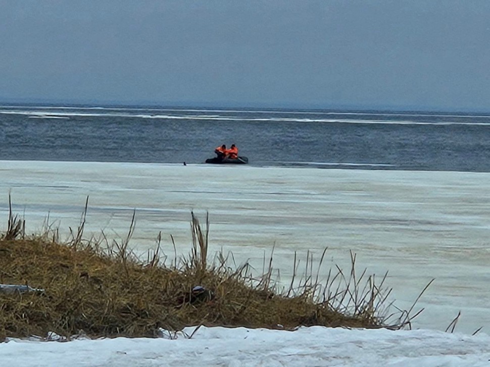 В Северодвинске рыбаков на льдине унесло в открытое море